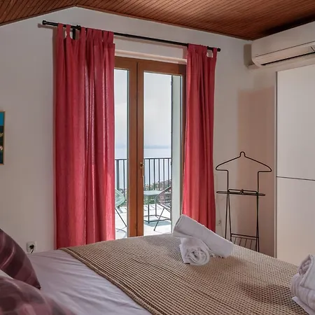 In With Seaview, Balcony, Air Condition, Wifi Holiday home *